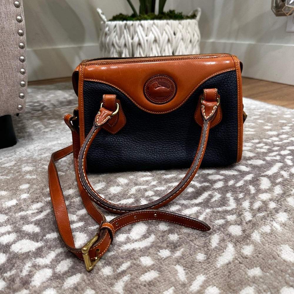 ✨Vintage Navy Leather Dooney and Bourke Hand Bag - great condition